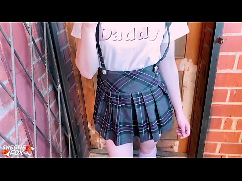 ❤️ 女学生深深地吸吮她的鸡巴,代替上课做爱 ❤❌ Fucking video