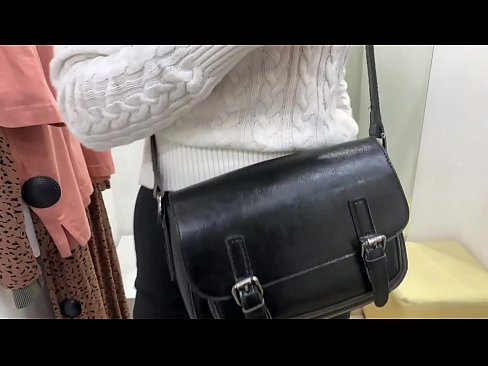 ❤️ 年轻婊子FeralBerry在试衣间用假阳具公开自慰 ❤❌ Fucking video