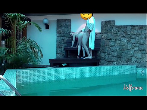 ❤️ 老板邀请女佣去泳池,却忍不住要来个热辣的 ❤❌ Fucking video